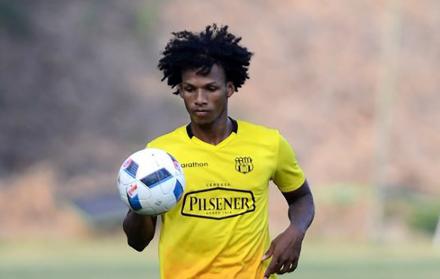 Aimar no se ha consolidado con la llegada de Leonardo Ramos y constantemente está alternando con varios zagueros.