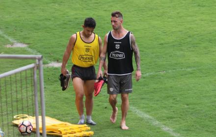 Imagen referencial. Matías Oyola y Damián Díaz en un entrenamiento de Barcelona.