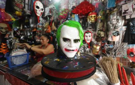 Halloween. El comercio ofrece variedades de disfraces y máscaras.