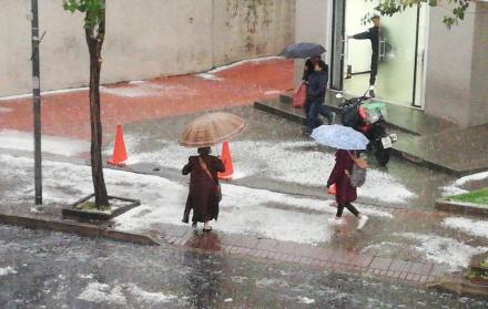 También se registró la caída de granizo en varios sectores de la capital.