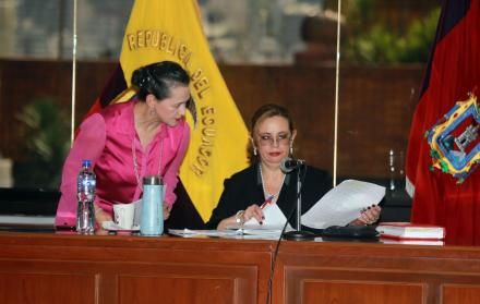 Audiencia. La jueza Daniella Camacho escucha atentamente las exposiciones y apunta todos los detalles.