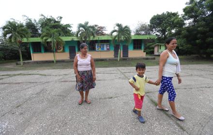 Generaciones. Mariuxi Criollo junto a su pequeño han estudiado en el plantel unidocente.