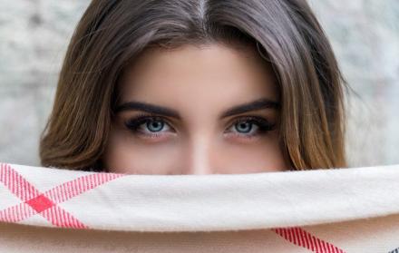 Imagen referencial. Técnica de la micropigmentación aplicada en cejas femeninas.