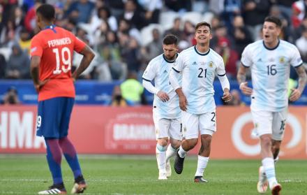 Jugadores argentinos. Argentina se encaminó al triunfo, pero la expulsión de Messi y Medel llevó la polémica al descanso.