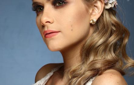 Maquillaje natural con peinado semirecogido.
