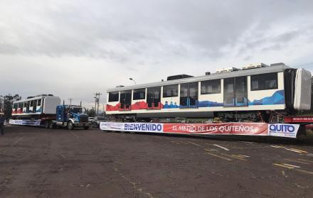 A primera hora, grandes plataformas con los vagones del metro se divisaron en la entrada de Quito, con letreros que rezaban: “El metro está llegando. Bienvenido”.