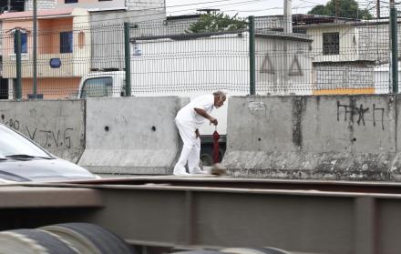 Temeridad. A diario, los moradores que habitan en distintos sectores de la vía Perimetral evitan el uso de los puentes peatonales y se arriesgan cruzando la peligrosa avenida entre las mallas metálicas y bloques de hormigón.