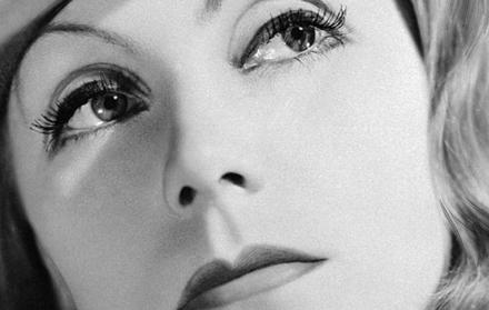 Su rostro perfecto hipnotizó dentro y fuera de la pantalla.