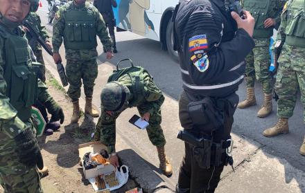 Durante el operativo militar, los uniformados procedieron a revisar una caja que se transportaba en el autobús.