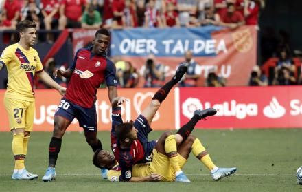 Pervis Estupiñán (d) en el encuentro frente al FC Barcelona.