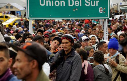 Paso. Ayer, en la frontera entre Ecuador y Colombia, se pudo observar un número considerable de extranjeros, muchos de ellos queriendo ir a Perú.