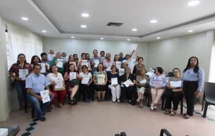 Apoyo. Los moradores muestran copias de sus cédulas y planillas como respaldo al proyecto de talleres.