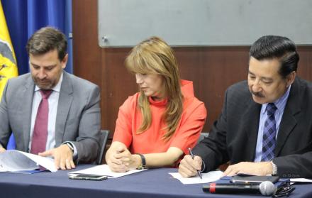 En la firma del convenio estuvieron el ministro de Producción subrogante, Nelson Guim; presidente de CEIE, Camilo Pinzón y la secretaria General de la Presidencia, Margarita Rodríguez.