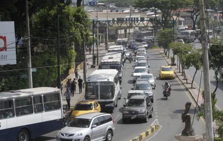 Tránsito vehicular en la avenida del Periodista.
