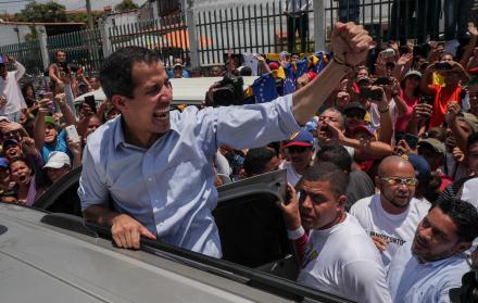 El jefe del Parlamento venezolano, Juan Guaidó, saluda a sus simpatizantes durante un acto el sábado, en Guatire, Venezuela.