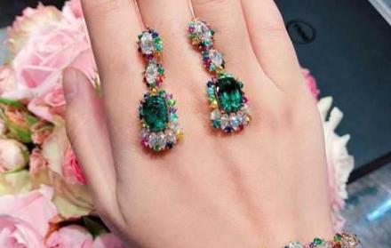 Su fama ha hecho eco en famosas firmas como Dior y Tiffany & Co. quienes incluyeron la preciada joya en sus diseños.