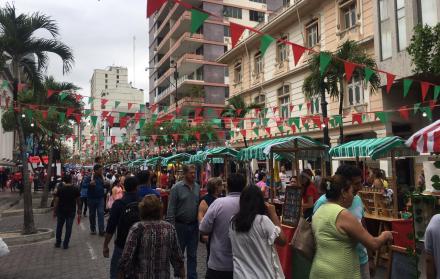Una feria de emprendimiento se instaló desde Boyacá hasta Pedro Carbo, en la avenida 9 de Octubre, centro de Guayaquil.