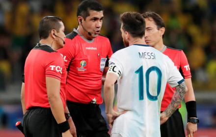 A los 83 minutos, cuando Brasil ganaba 2-0, Arthur embistió a Otamendi dentro del área, pero el árbitro ecuatoriano Roddy Zambrano no sancionó el penalti.