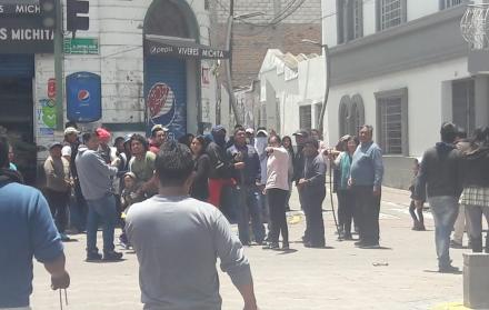 Manifestantes entran al parque central de Machachi.