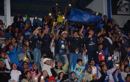 Aliento. Los hinchas de Independiente del Valle llenaron parte de las graderías del estadio General Rumiñahui para alentar a la distancia a sus ídolos. 