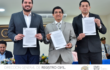 Luego de la firma del convenido las autoridades mostraron el documento.