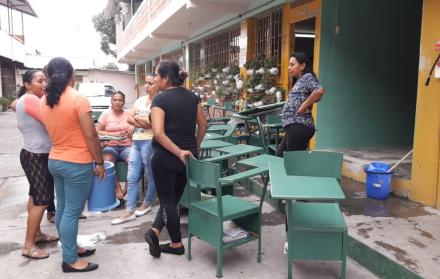 Padres de familia llegaron al plantel, ubicado en Mapasingue Este, para hacer limpieza.