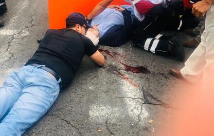 En un video difundido en redes sociales, se observa al periodista postrado en el piso tras la agresión.