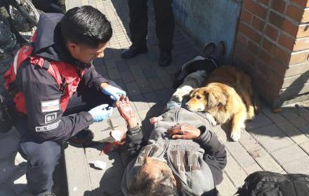 Para poder acceder a las heridas del hombre, el Cuerpo de Bomberos primero tuvo que calmar al can.