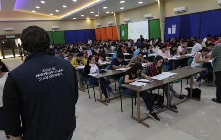 En Guayaquil, 2.700 sustentantes acudieron al Instituto Tecnológico Bolivariano para rendir la prueba.
