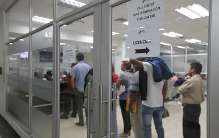 Inconvenientes. Los usuarios son los principales afectados por la escasez de placas y licencias de conducir.