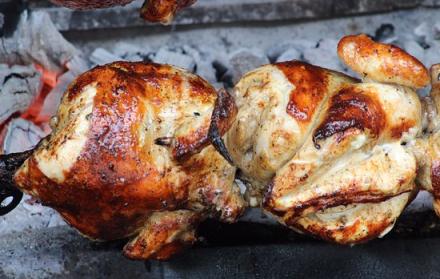 El pollo asado es uno de los alimentos más populares que se sirven en la cena navideña de los hogares ecuatorianos.