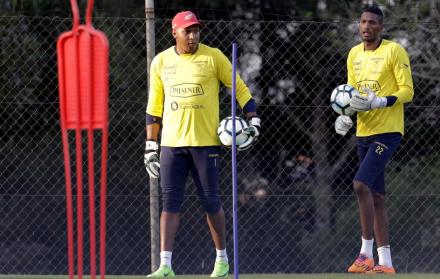Máximo Banguera, portero de Barcelona SC junto a Alexander Domínguez.
