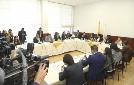 Convocatoria. La sesión de la Comisión de Fiscalización inició minutos después de lo previsto. Los convocados tuvieron que esperar a los legisladores.