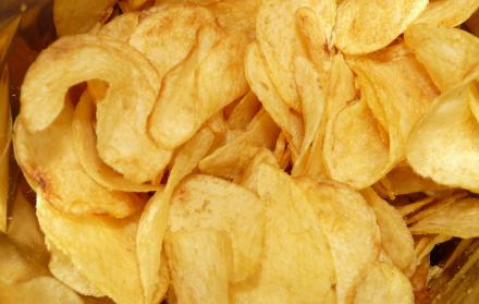 Para proteger las papas fritas es necesario utilizar un envase formado por un material que haga de barrera frente a la luz, el oxígeno y la humedad.