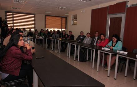 El conversatorio congregó a decenas de funcionarios.
