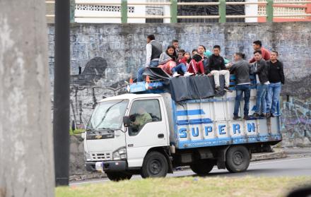 La gente optó por tomar camionetas, camiones, furgonetas y buses de transporte escolar para dirigirse a los diferentes puntos de la ciudad a trabajar.