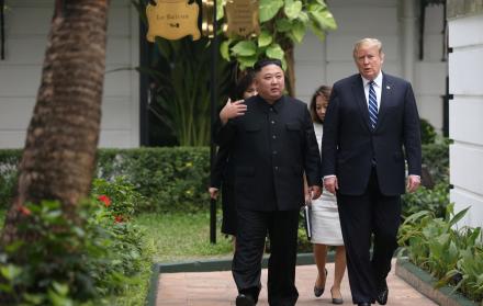 Según Trump, Kim le ofreció desmantelar el centro de investigación nuclear de Yongbyon, donde produce su combustible para bombas atómicas, pero a cambio pidió un levantamiento de sanciones que Washington consideró inaceptable.