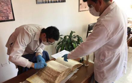 Especialistas de INPC analizan los documentos.