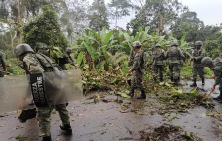 En el cumplimiento de sus tareas más de un centenar de militares han sido retenidos o heridos por los manifestantes.