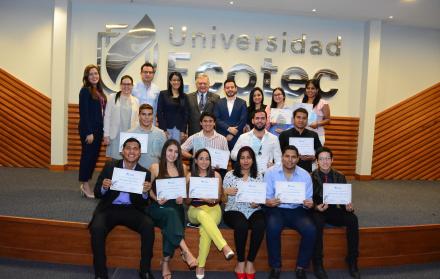 Participantes. Autoridades de la universidad e integrantes del jurado posan con un grupo de estudiantes que participaron en el concurso interno de periodismo y recibieron sus correspondientes diplomas.