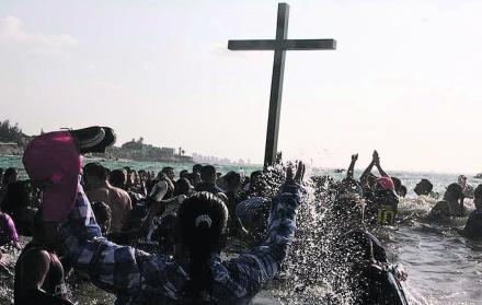 Ritual. Cada año, a Ballenita llegan decenas de fieles de Santa Elena y provincias cercanas a participar.