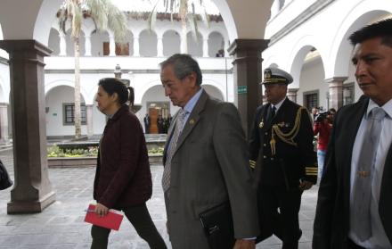 Ministra de Gobierno, María Paula Romo, y el ministro de Defensa, Oswaldo Jarrín, acuden a la reunión.