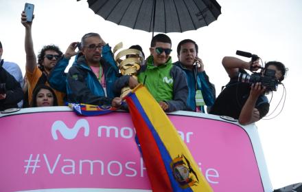 Carapaz llega a la sede de Movistar.
