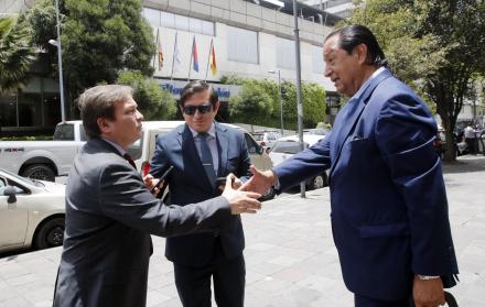 Diligencia. Gabriel Rivera, junto a Carlos Alvear, saluda a Francisco Pesántez, abogado de Yamil Massuh.