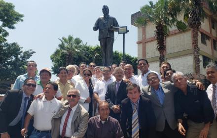 Exestudiantes del colegio Vicente Rocafuerte asistieron al homenaje de Theo Constante Parra.