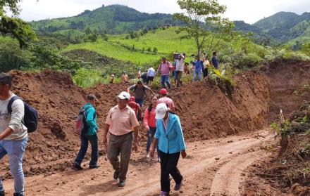 El Oro. En Santa Rosa, varias vías quedaron cerradas por deslizamientos de tierra.