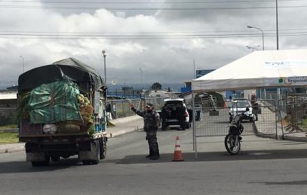 Presos en los techos de los pabellones y columnas de humo se pudo observar desde la avenida panamericana.
