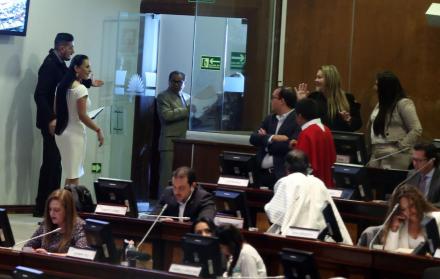 Invitada. La presidenta del Consejo Nacional Electoral, Diana Atamaint, abandona el salón del Pleno luego de exponer su propuesta de reformas.