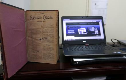 La imagen muestra el avance que ha tenido el Registro Oficial en estos casi 124 años de vida institucional. El libro contiene el decreto ley dictado por el presidente Eloy Alfaro en 1895, por el que se crea el Registro Oficial.