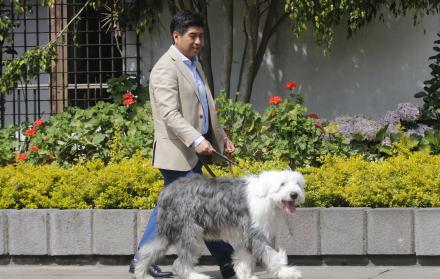 Jorge Yunda, alcalde de Quito, junto a su perro Zeus. 